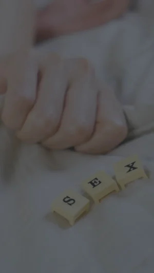 Paar intim im Bett, unscharfes Porträtfoto mit Fokus auf Hände