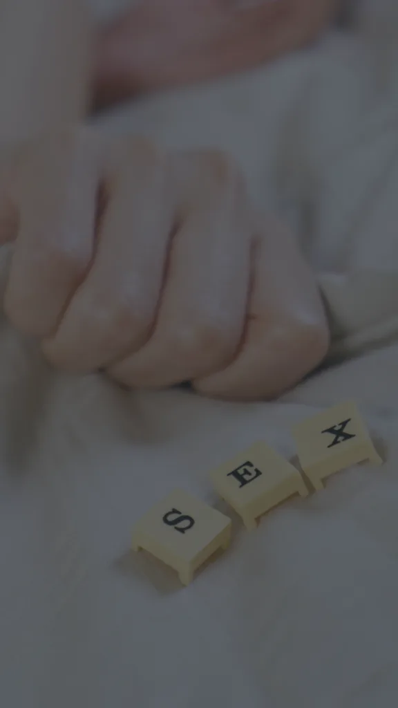 Unscharfes Bild von Händen und Scrabble-Buchstaben auf weißem Hintergrund