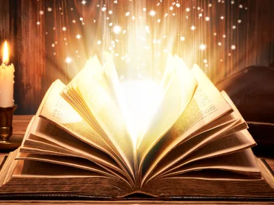 Länger können, mehr genießen – Kurs zur Ejakulationskontrolle 12 Aufgeschlagenes leuchtendes Buch mit Lichtern und goldenen Seiten