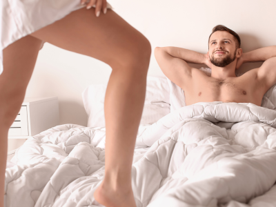 Länger können, mehr genießen – Kurs zur Ejakulationskontrolle 7 Mann im Bett schaut glücklich zur Frau auf, Vergnügen und Zufriedenheit