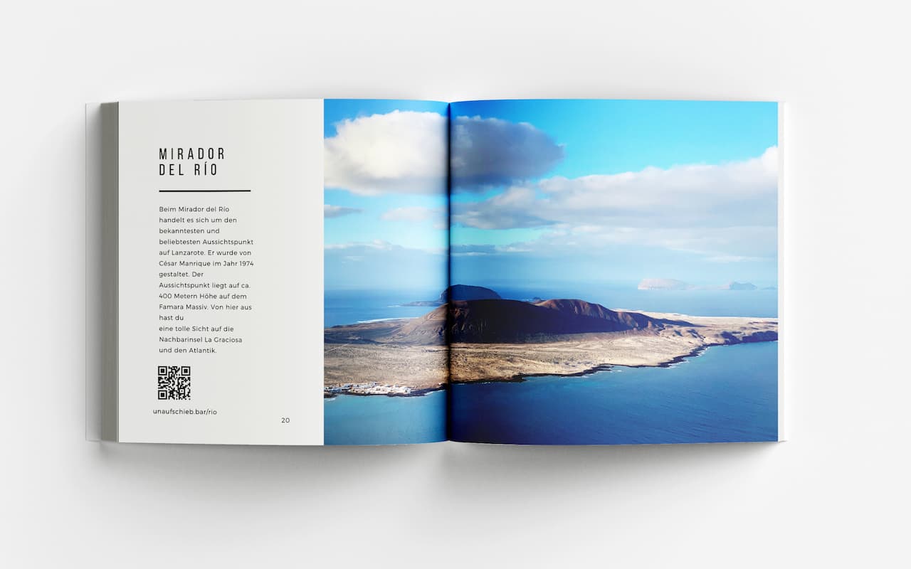Aufgeschlagenes Buch zeigt Kapitel Mirador del Río mit Text und Panorama-Berglandschaft über grüner Küstenlinie