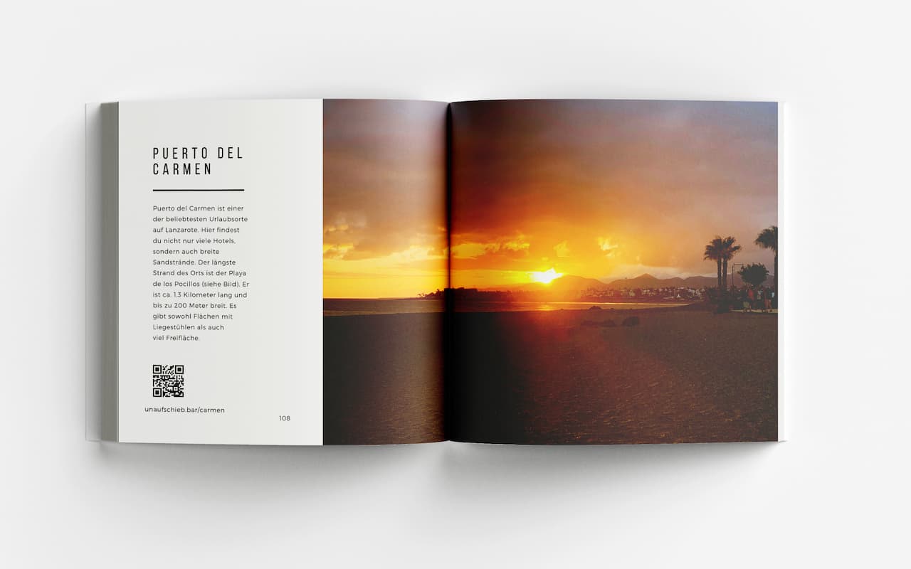 Aufgeschlagenes Buch zeigt Kapitel Puerto del Carmen mit Textseite und Sonnenuntergangs-Fotografie über Wasser