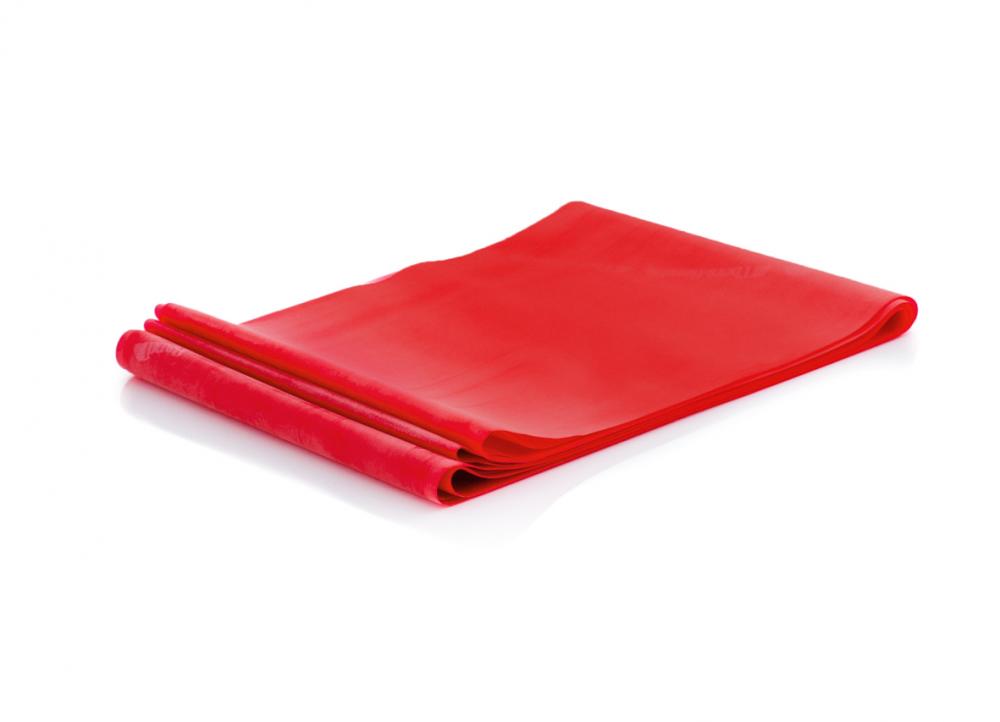 Rotes Theraband Loop aus Latex zusammengerollt auf weißem Hintergrund