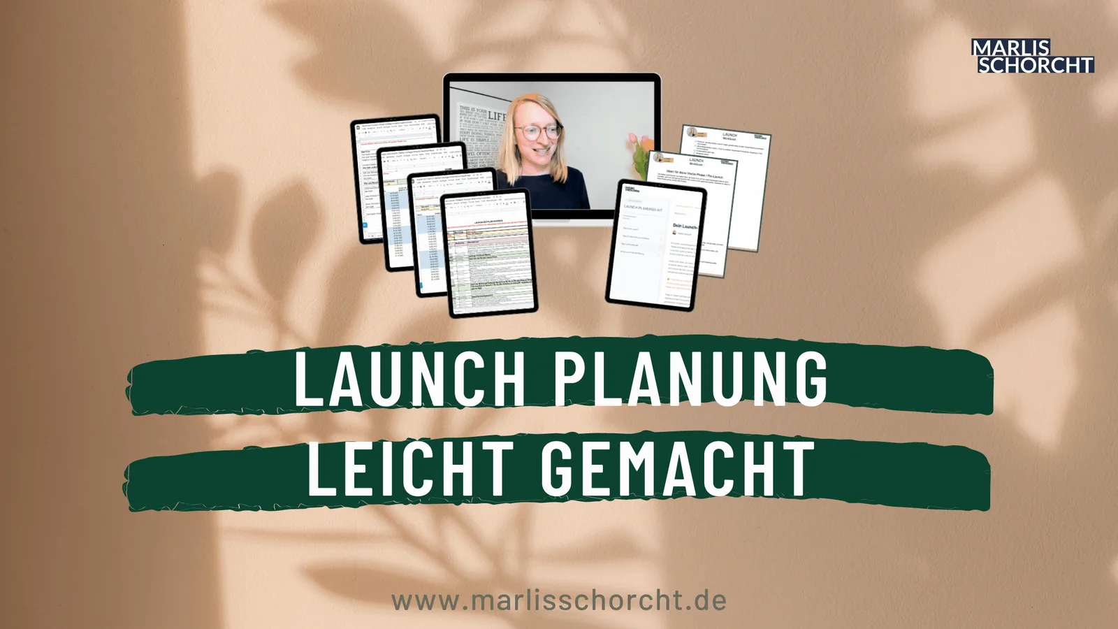 Hero-Image Launch-Planungskit mit Marlis Schorcht, Tablets und Dokumenten