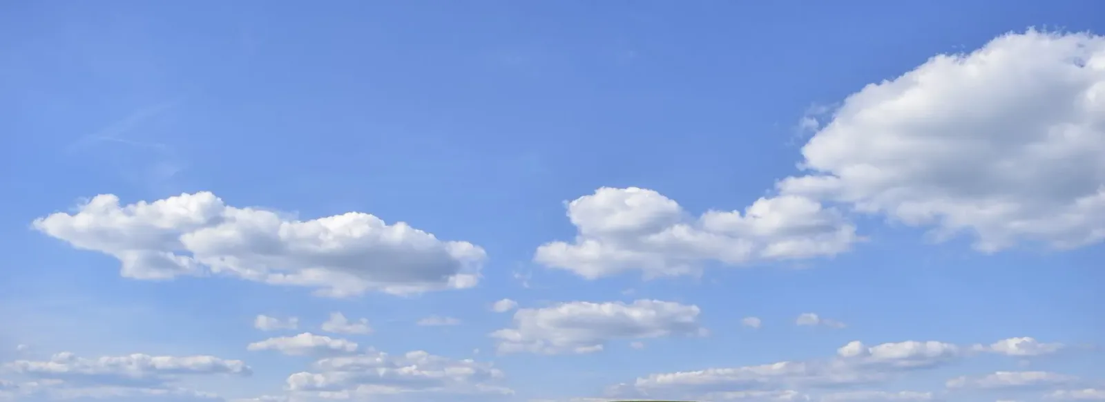Blauer Himmel mit weißen Wolken, Natur und Klarheit