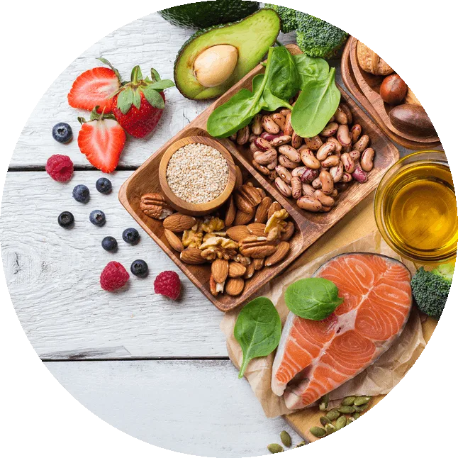 Ernährungsguide mit gesunden Lebensmitteln: Avocado, Beeren, Nüsse, Fisch, Öl auf weißem Holztisch