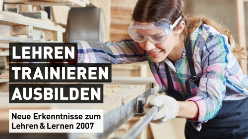 Frau mit Schutzbrille und kariertem Hemd arbeitet handwerklich an Holz in einer Werkstatt