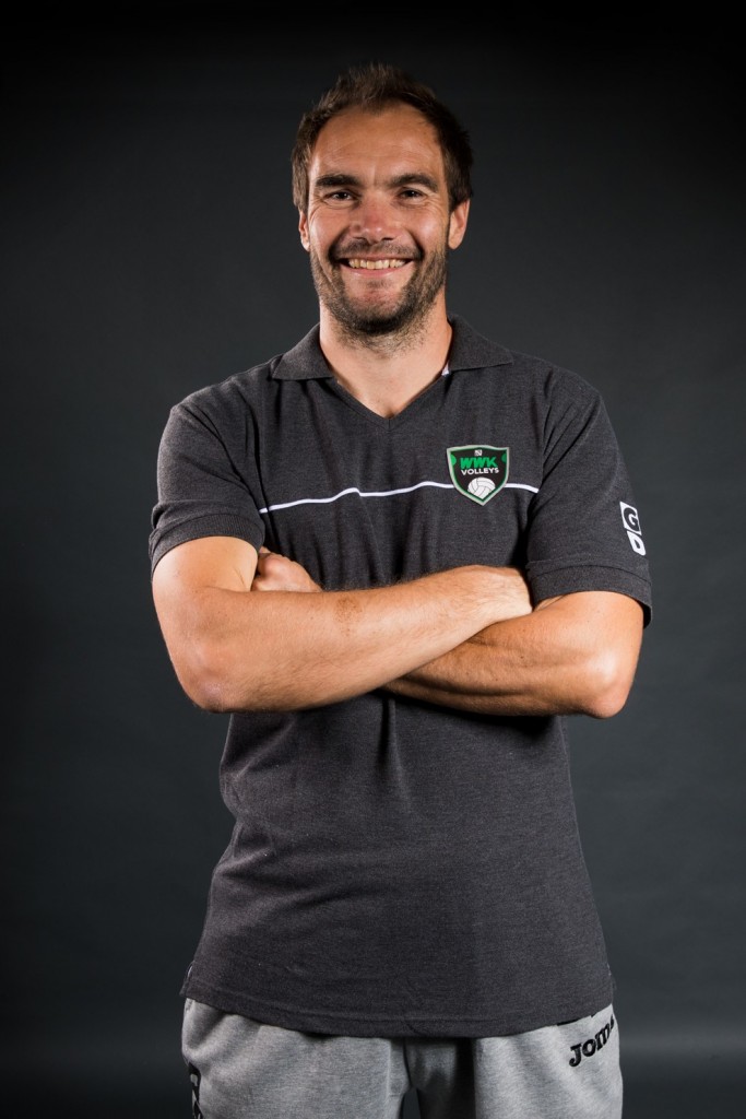 Leitfaden zur Trainingsplanung – Volleyball-Trainerwebinar 5 Porträt von Bundesligatrainer Max Hauser in schwarzem Funktionsshirt mit verschränkten Armen