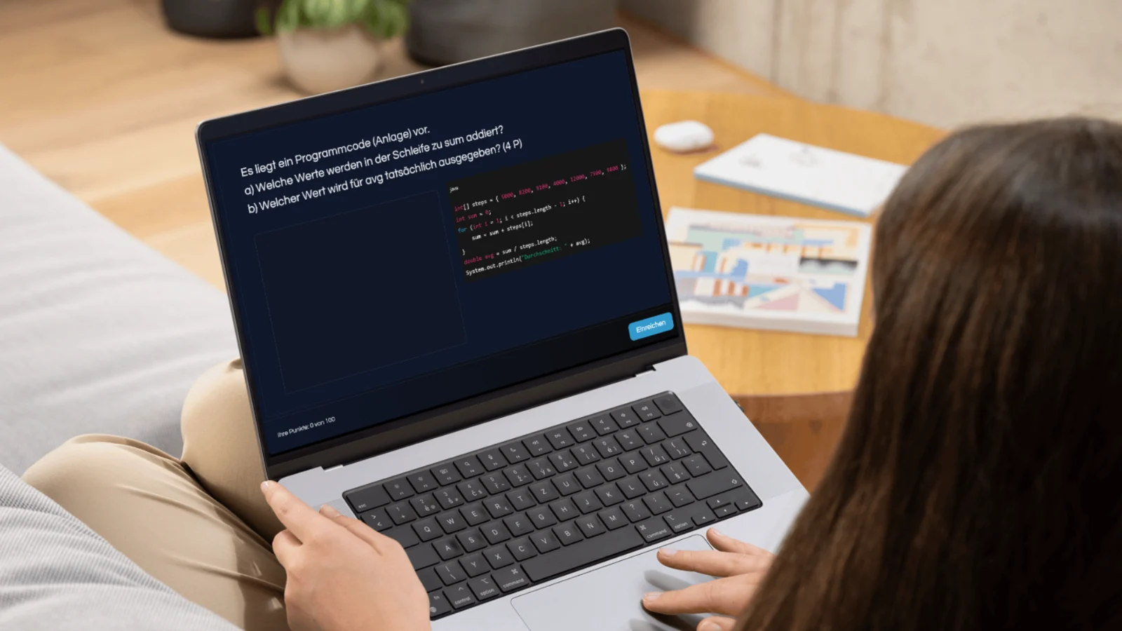 Laptop mit Prüfungsaufgabe zu Programmcode, Schüler sitzt am Schreibtisch mit Unterlagen