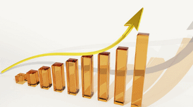 Aufwärtstrend mit goldenen Balken und gelbem Pfeil, Erfolgsgrafik