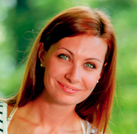Porträt einer Frau mit rötlichen Haaren als Kundenstimme