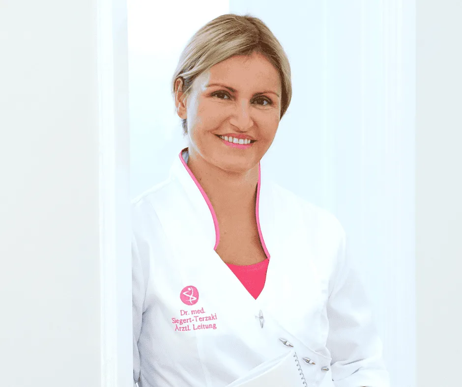 Let's get Moving – Fitnesskurs für Schwangere von Birte Glang 13 Porträt von Dr. med. Siegert-Terzaki in weißem Arztkittel mit pink-weißem Schal