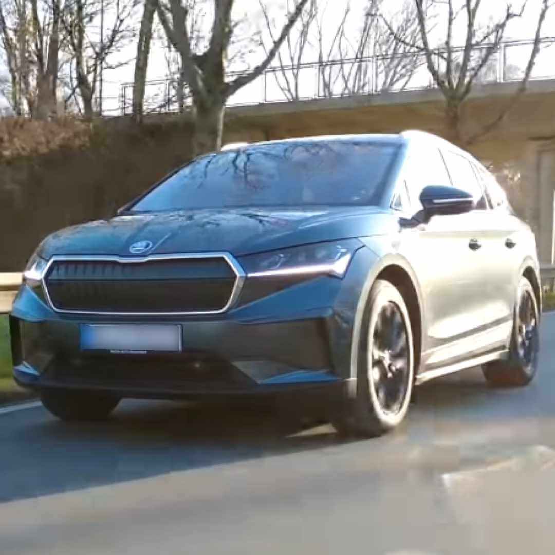 Blauer Skoda Enyaq IV SUV von vorne, Außenaufnahme auf Straße
