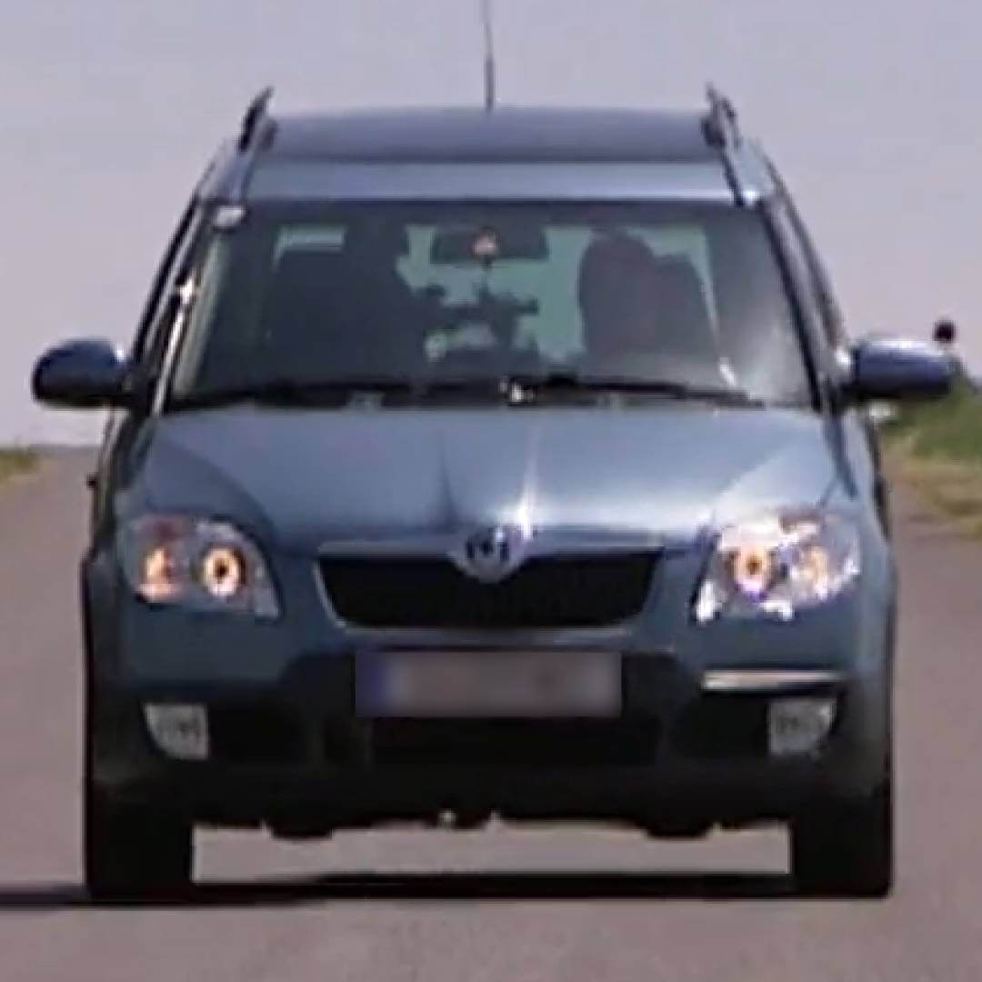 Skoda Roomster Typ 5J in Dunkelblau von vorne fotografiert mit Dachgepäckträger