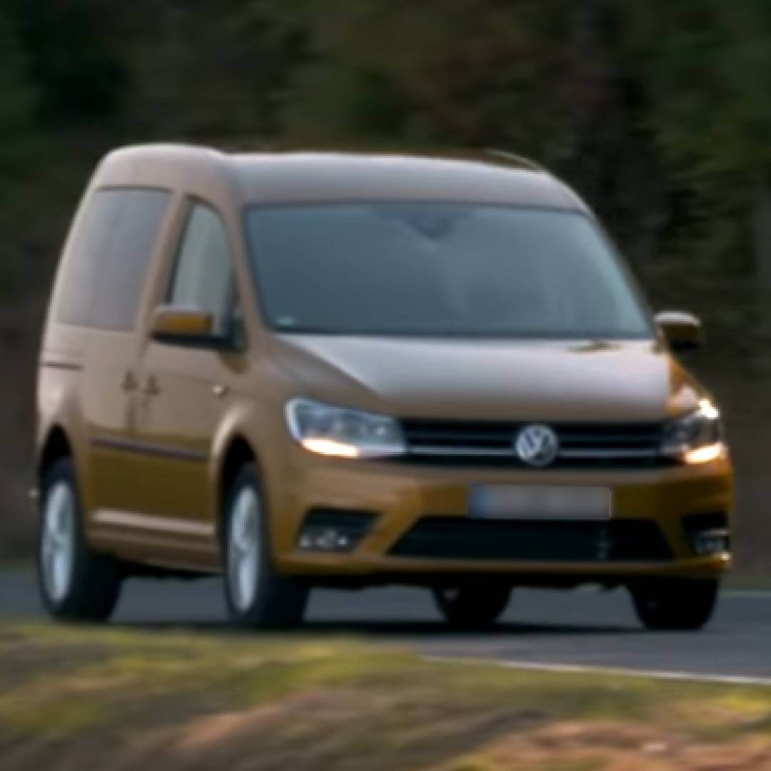 VW Caddy Kleinbus in Gold-Braun auf der Straße, Seitenansicht