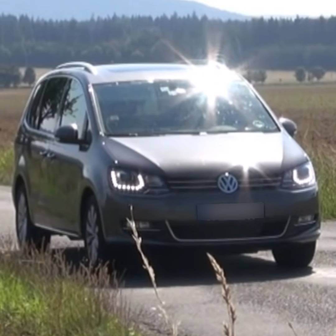 Letto matrimoniale VW Sharan II – Bettausbau-Anleitung als E-Book 2 Schwarzer VW Sharan II in Seitenansicht vor Waldlandschaft