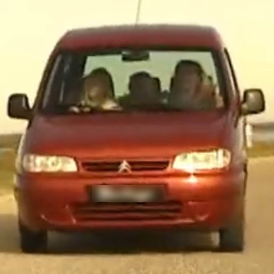 Roter Citroen Berlingo Kleinwagen von vorne, drei Personen im Fahrzeug sichtbar