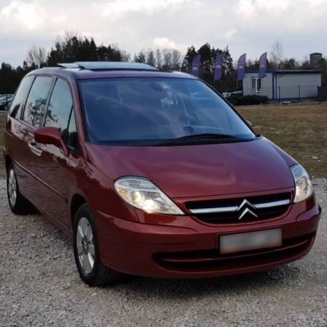 Bordeauxroter Citroën C8 Minivan auf Parkplatz, Seitenansicht