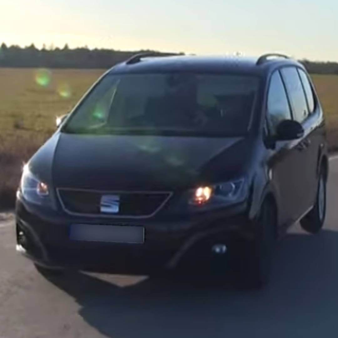 Letto singolo Seat Alhambra II – Bauanleitung für Einzelbett 2 Seat Alhambra II dunkelblauer Van auf Feldweg, Tageslicht, Seitenansicht mit Scheinwerfern