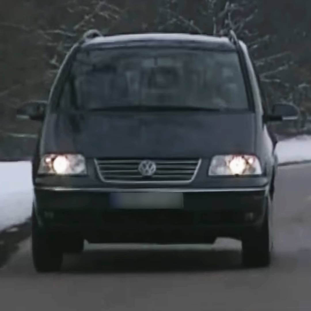 VW Sharan I – Schwarzer Van von vorne fotografiert mit Scheinwerfern und Kühlergrill