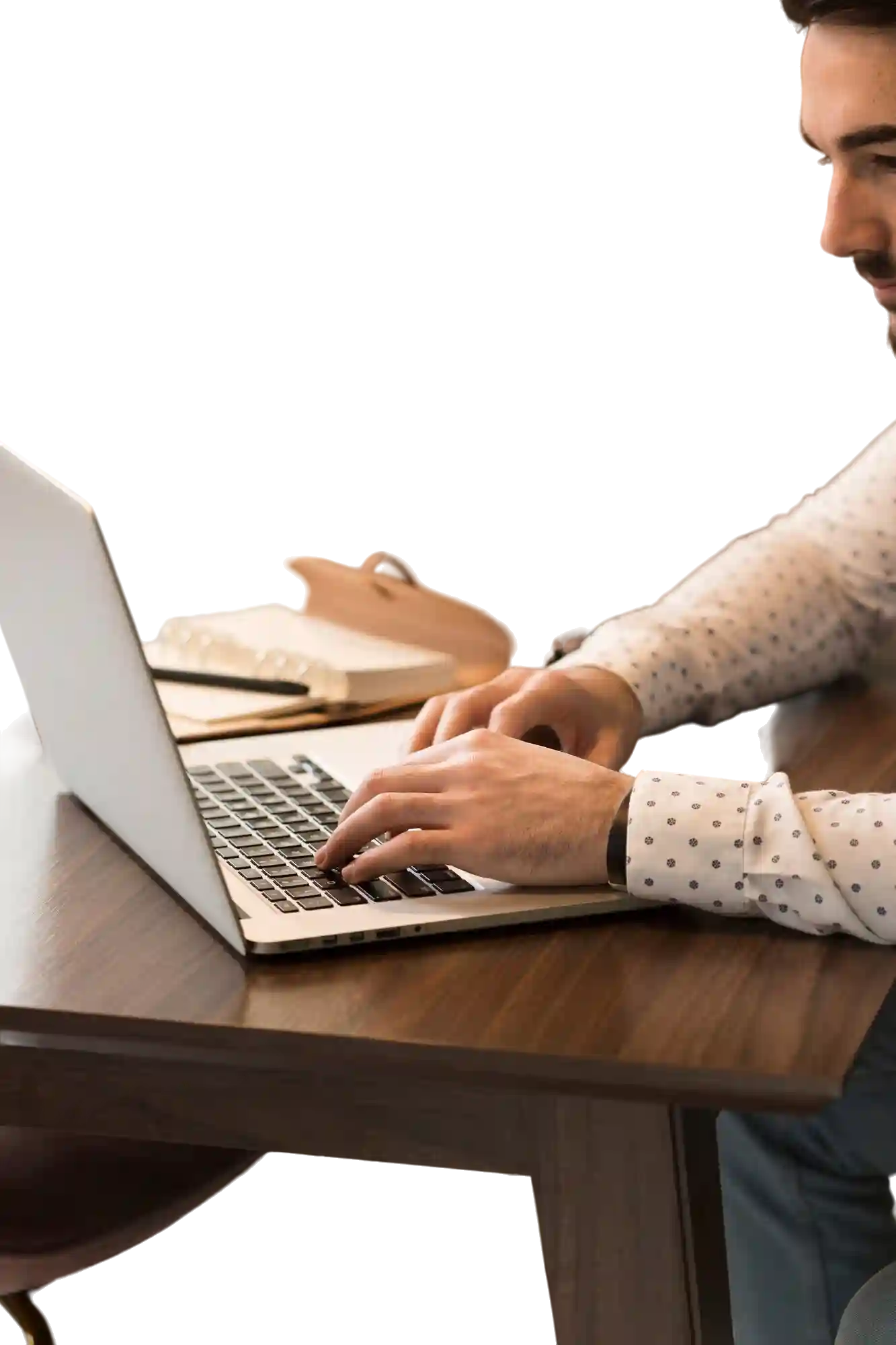 Nahaufnahme Hände auf Laptop-Tastatur, Geschäftsperson schreibt am Computer