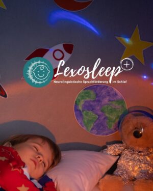 Lexosleep Plus Hero-Bild mit schlafendem Kind, Kuscheltier, Erde, Rakete und leuchtenden Sternen