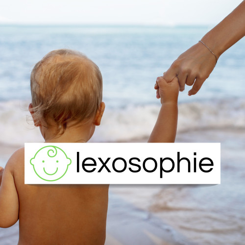 Kleinkind von hinten an einem Strand hält die Hand eines Erwachsenen mit Lexosophie-Logo und Schriftzug