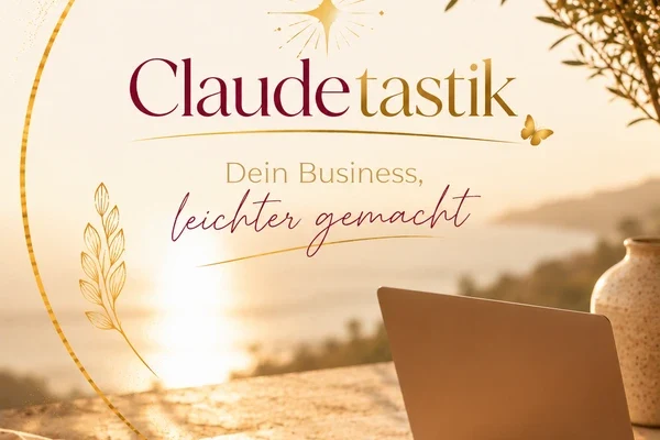 Claudetastik Logo mit Schriftzug und Text 'Dein Business, leichter gemacht' auf beigem Hintergrund mit Laptop