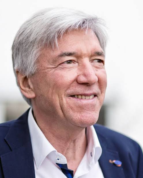 Portrait von Prof. Dr. Franz Ruppert, älterer Mann mit grauem Haar, lächelnd, in dunklem Sakko und Hemd