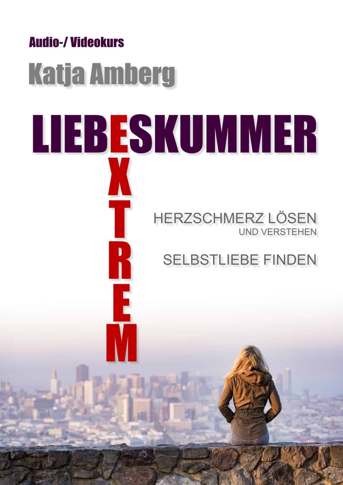 Liebeskummer Extrem Onlinekurs Cover mit Frau auf Berghöhe über Stadtpanorama
