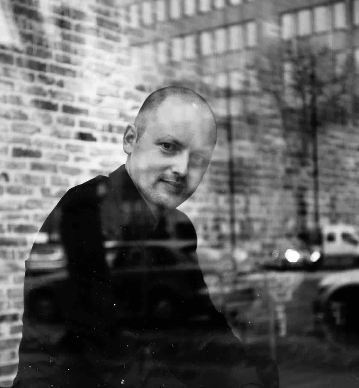 Schwarz-Weiß-Porträt des Pianisten und Komponisten Szymon Jakubowski