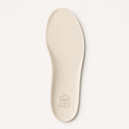 Beige Innensohle mit Lederprägung und minimalistischem Logo