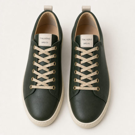 Oberfläche zweier grüner Sneaker von oben mit cremefarbenen Schnürsenkeln