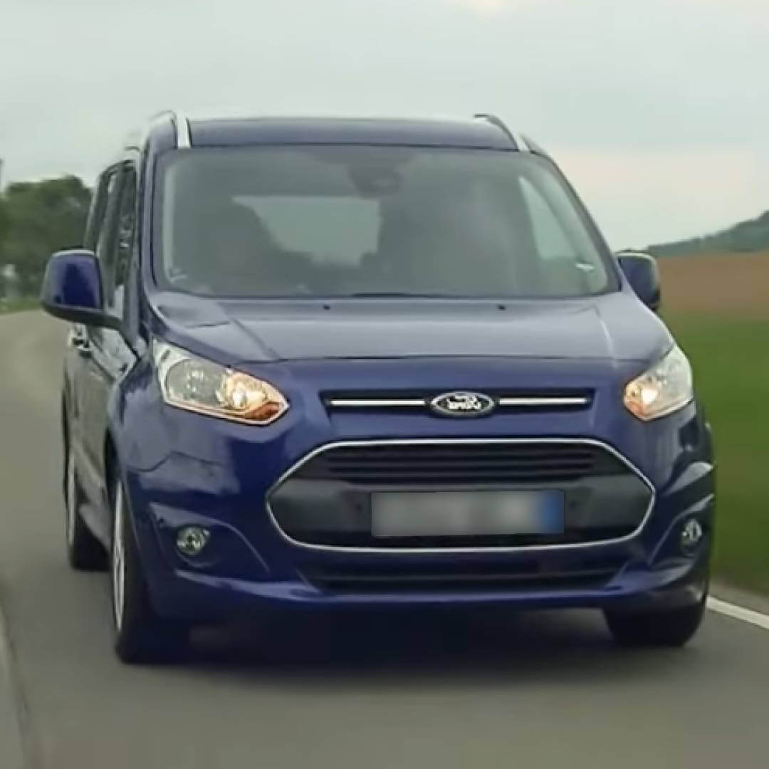 Lit combi Ford Tourneo Connect – Bettausbau-Anleitung als E-Book 3 Ford Tourneo Connect Frontansicht, blaumetallisches Fahrzeug auf Landstraße