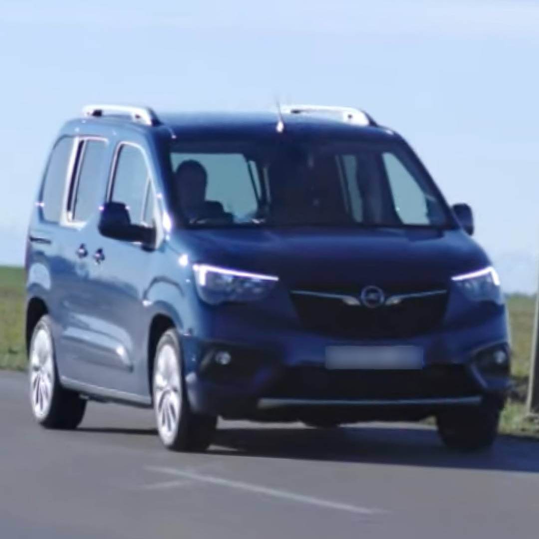 Lit combi Opel Combo Life – E-Book zum Campingbett-Ausbau 3 Opel Combo Life Kompaktvan von vorne, blau, auf Straße mit grünem Hintergrund