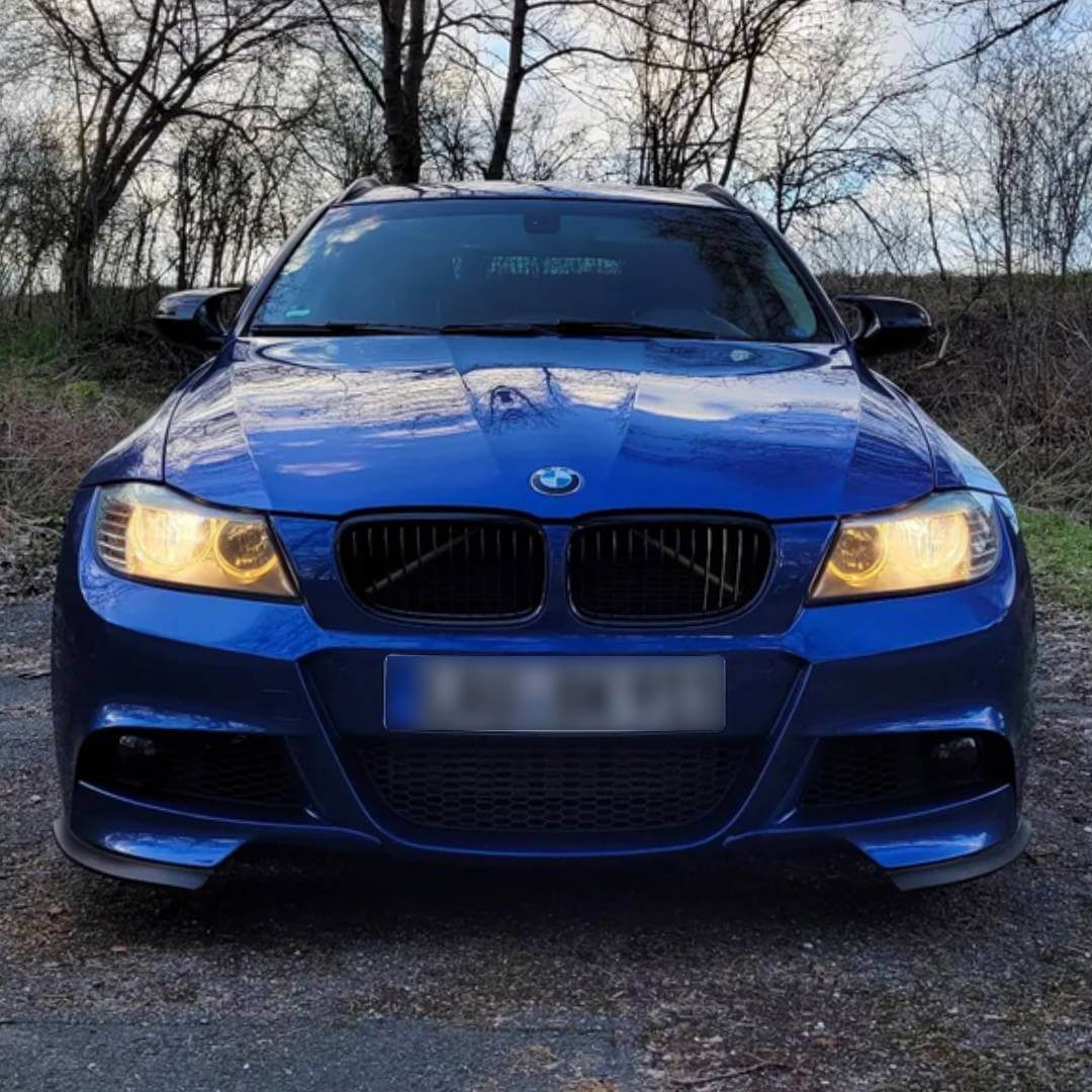 BMW 3 Touring in Blau – Frontansicht mit Scheinwerfern und Kühlergrill
