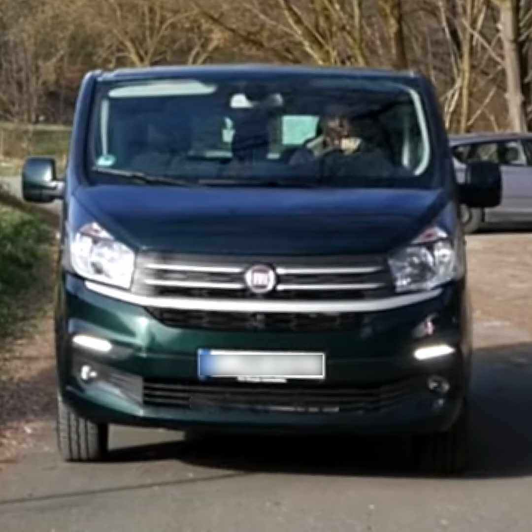 Fiat Talento Transporter, dunkelblau, Frontansicht mit Chrome-Kühlergrill, geparkt auf Schotterwegen