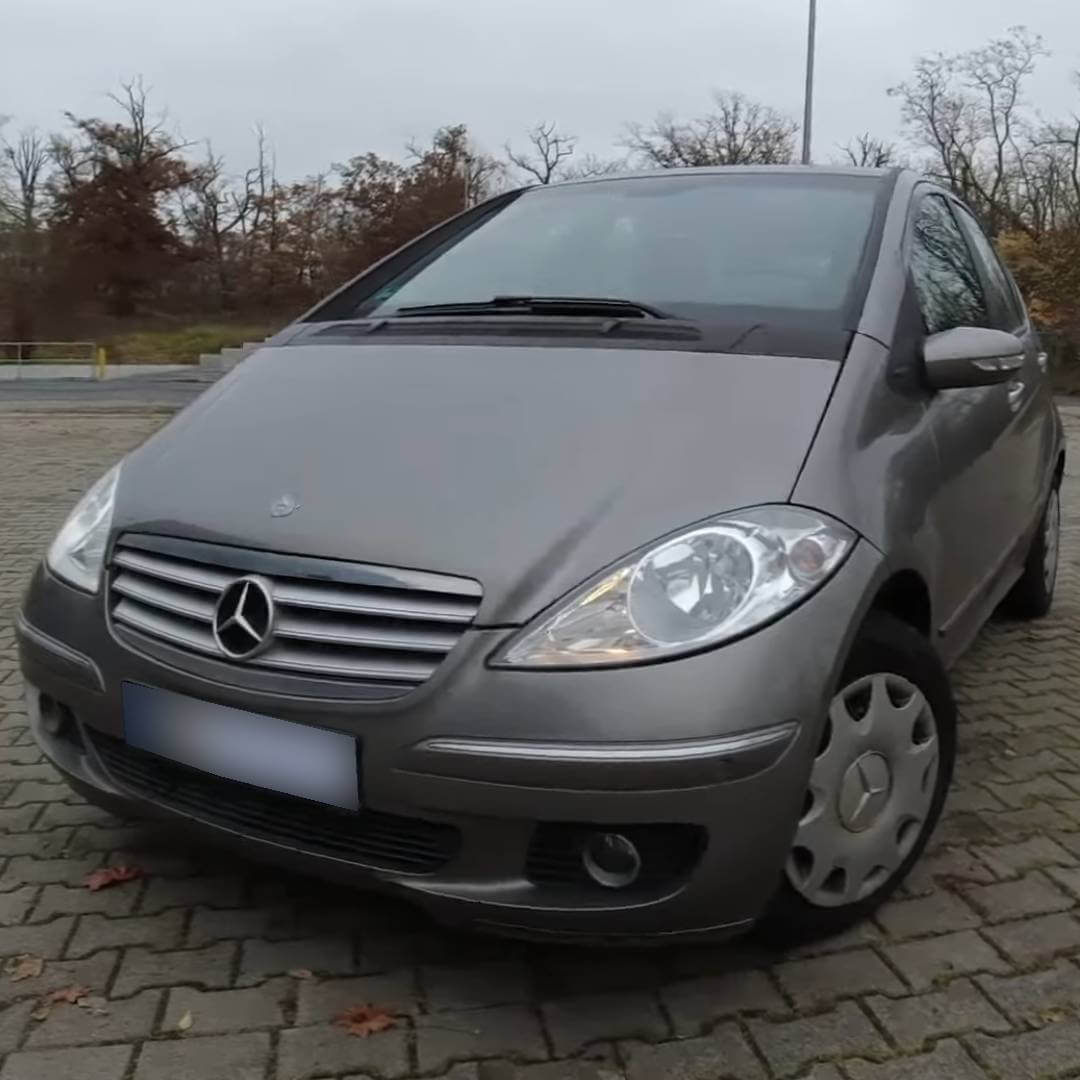 Silberner Mercedes-Benz Klasse A Kompaktwagen in Seitenansicht auf Parkplatz