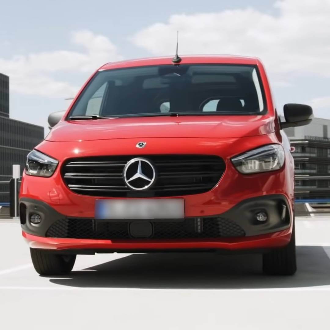 Rote Mercedes Citan Frontansicht mit Kühlergrill und Scheinwerfern