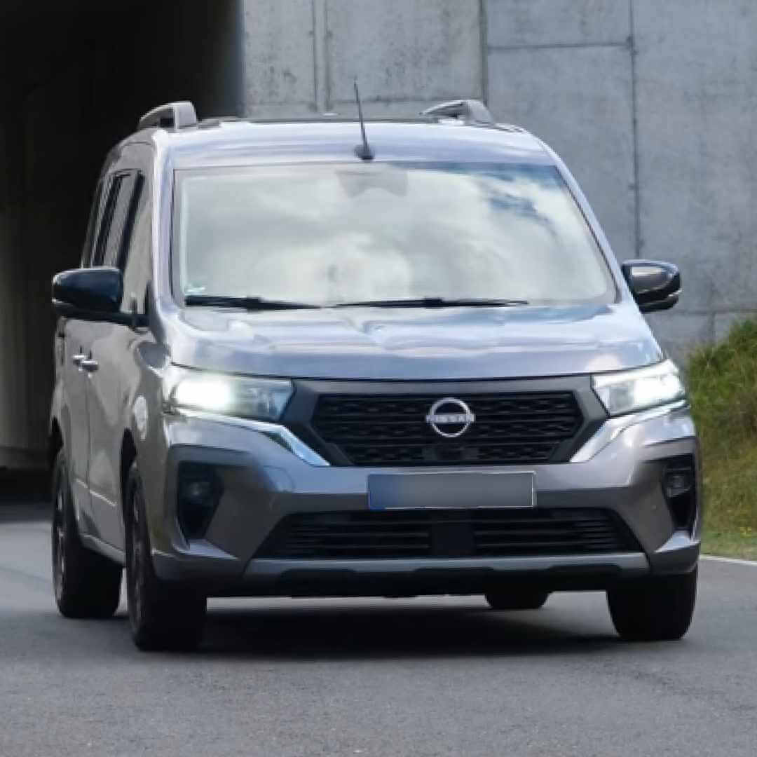 Nissan Townstar Kompaktvan Frontansicht, silberfarben, parkt vor grauer Wand