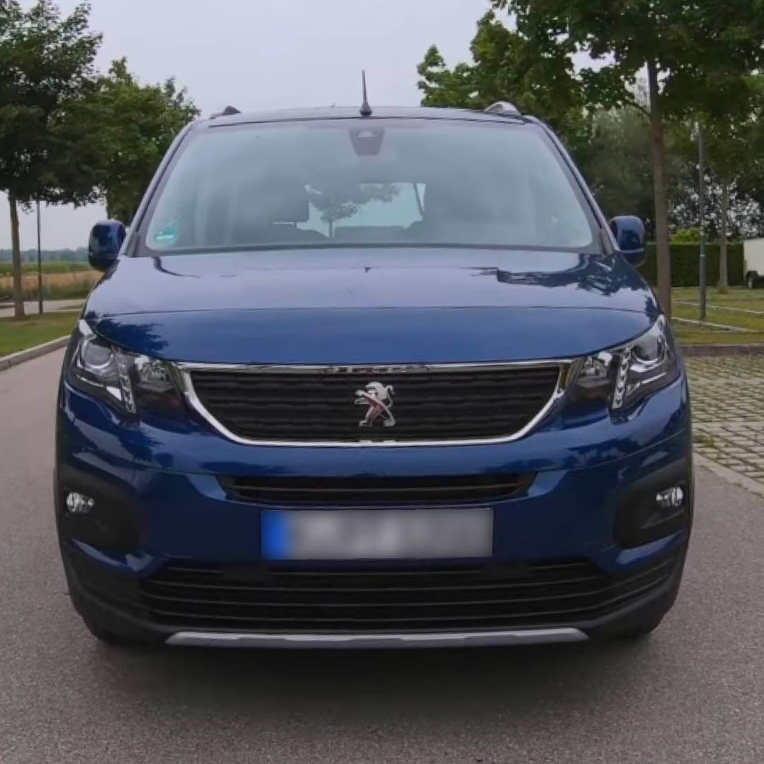 Blauer Peugeot Rifter Minivan von vorne, Außenansicht mit Peugeot-Schriftzug