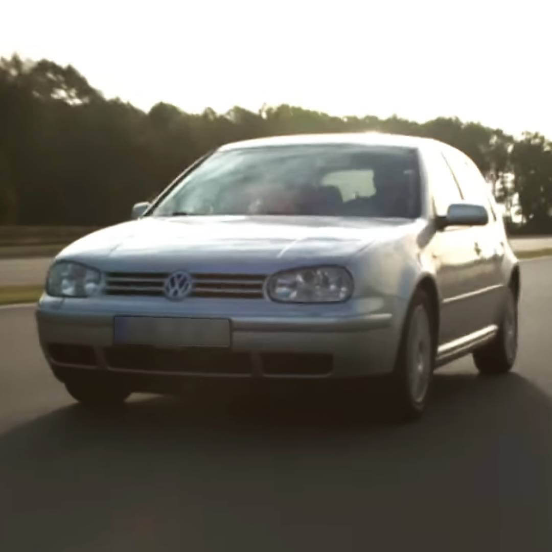 VW Golf IV Variant silberfarben in Seitenansicht auf Straße mit Wald im Hintergrund