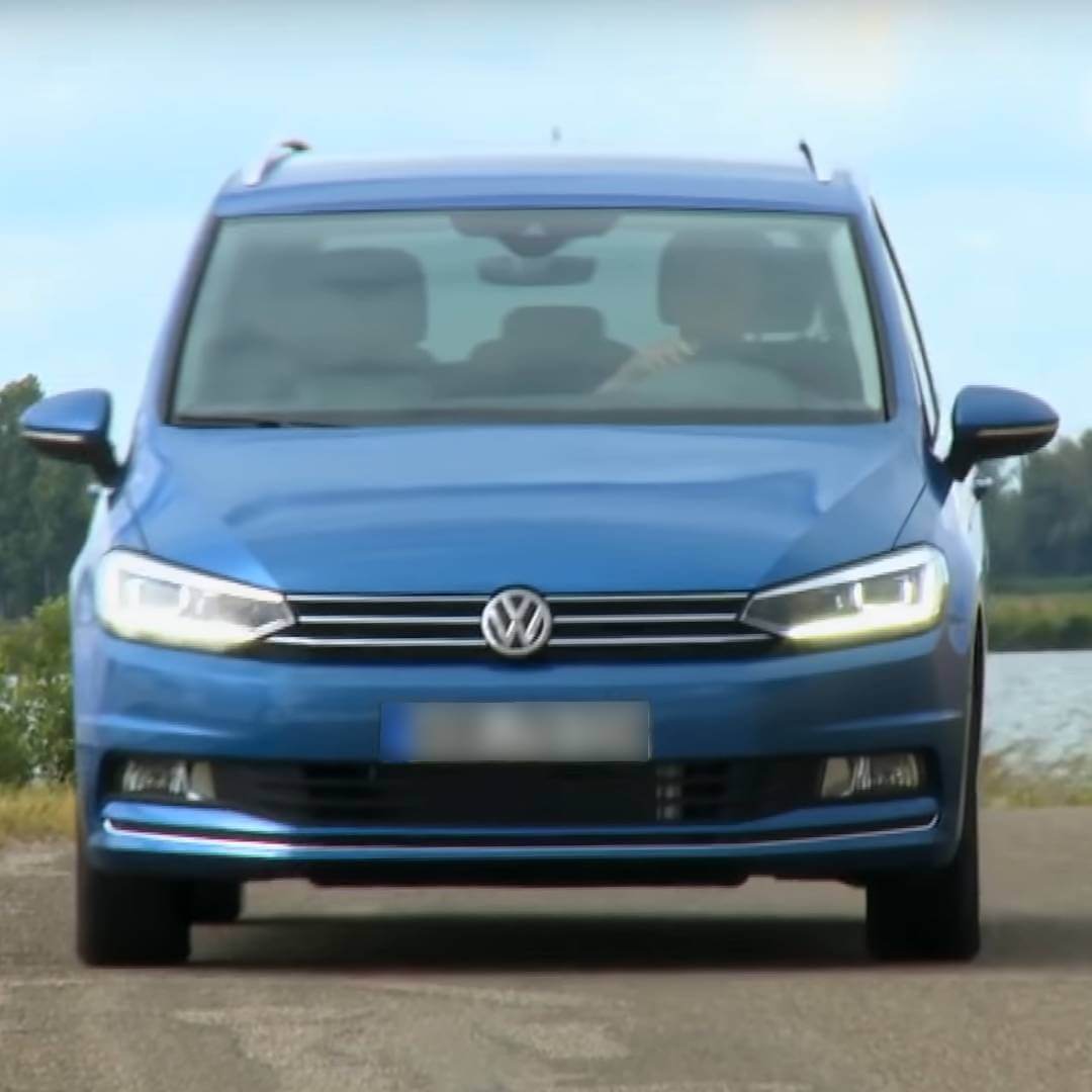 Lit double VW Touran II – Bauanleitung fürs Camper-Bett 2 Blauer VW Touran II Minivan von vorne fotografiert, modernes Design mit LED-Scheinwerfern