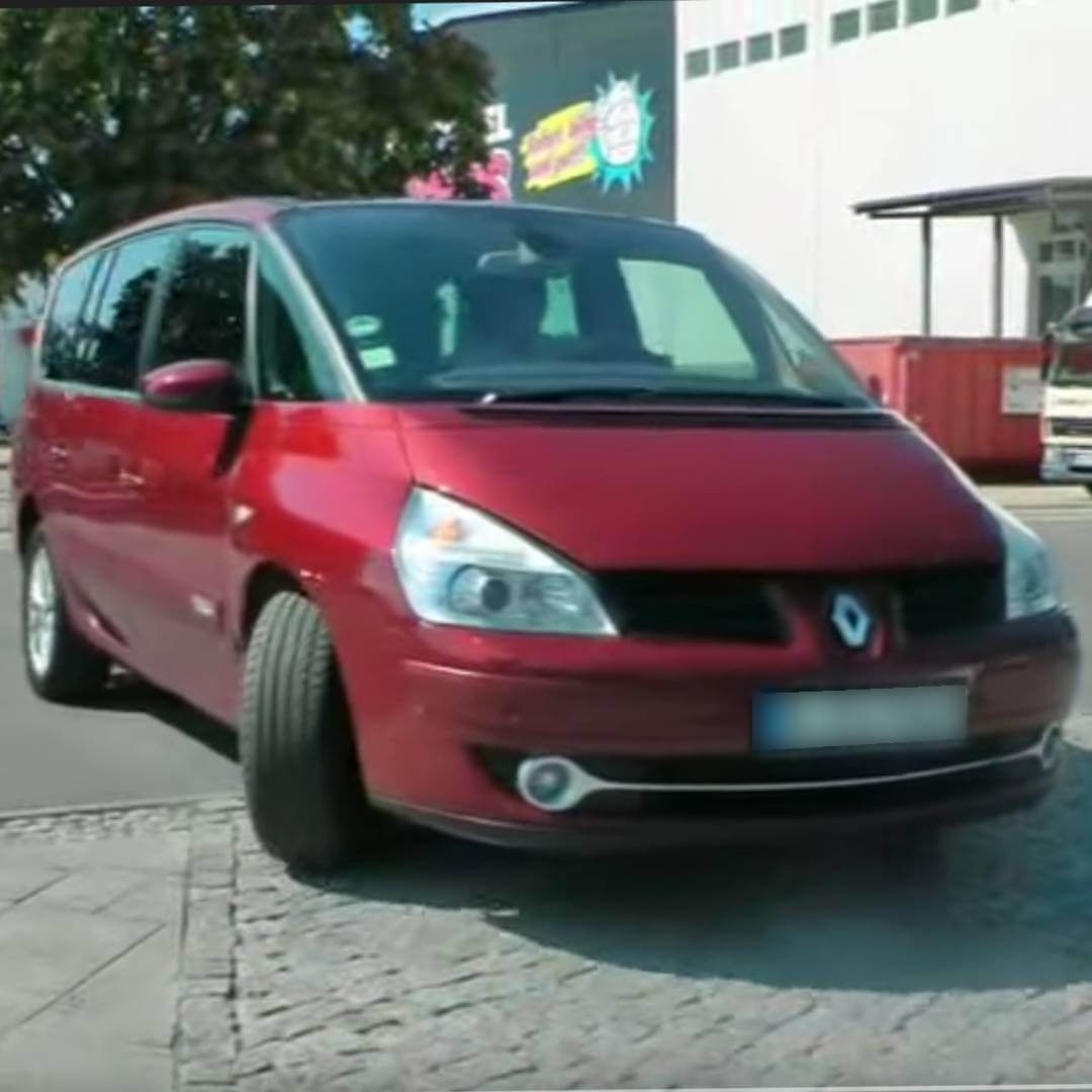 Renault Espace IV rot, Frontansicht mit offener Fahrertür auf Parkplatz