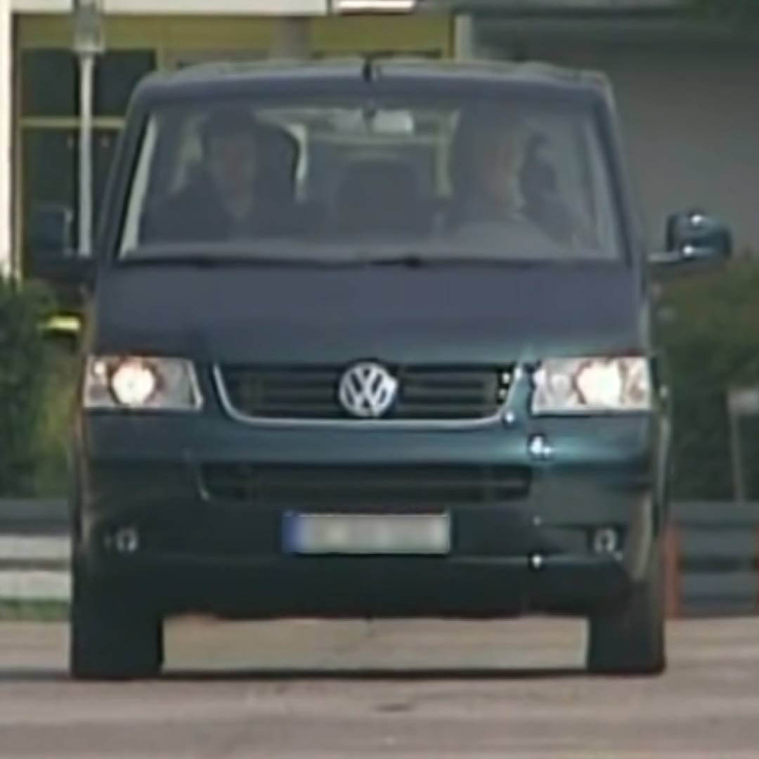 VW T5 Transporter Frontansicht, dunkelblau, Campingvan-Umbau