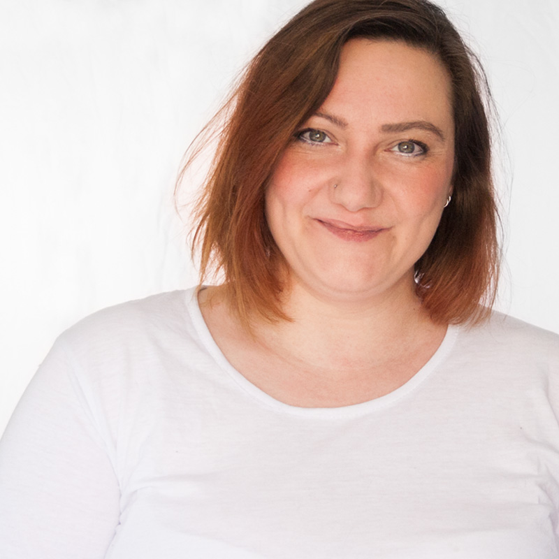 Porträt-Foto von Miriam Knischewski im weißen Shirt vor neutralem Hintergrund