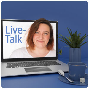Live-Talk Alles rund um die Katze – Laptop-Mockup mit Moderatorin auf Bildschirm, Kaffeetasse und Pflanze
