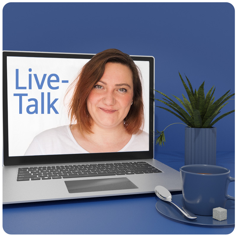 Hero-Mockup Live-Talk Katzenernährung mit Laptop und Accessoires auf blauem Hintergrund