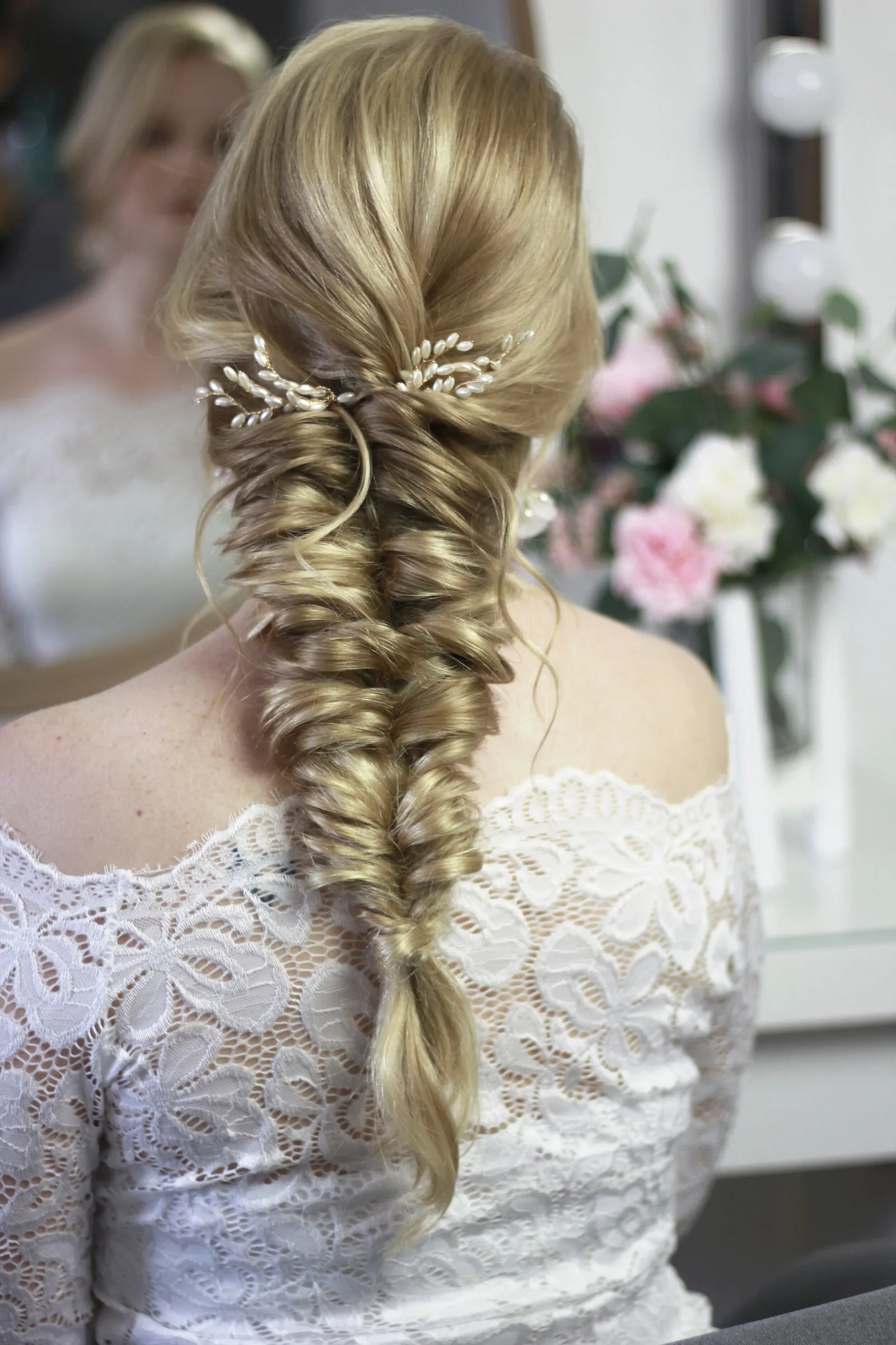 Lockere Frisuren – Videokurs für Hochsteckstyling von Laurie Ibsen 1 Lange blonde Fischzopffrisur mit Perlen-Haarschmuck von hinten, Brautlook mit Spitzenoberteil