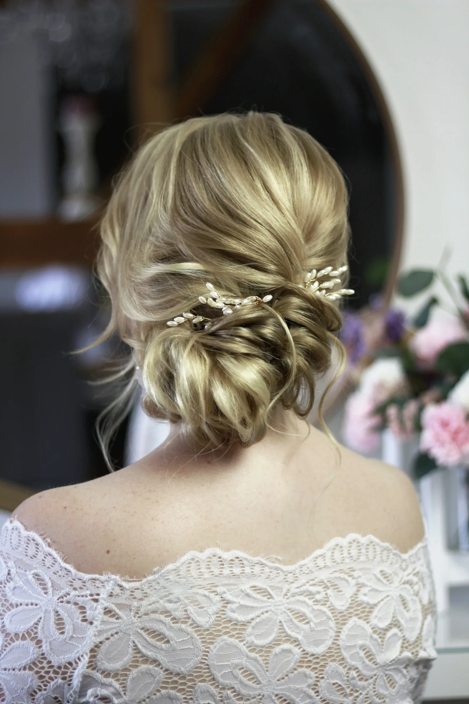 Lockere Frisuren – Videokurs für Hochsteckstyling von Laurie Ibsen 5 Hochsteckfrisur mit Locken und Perlen-Haarschmuck von hinten, eleganter Brautstyle